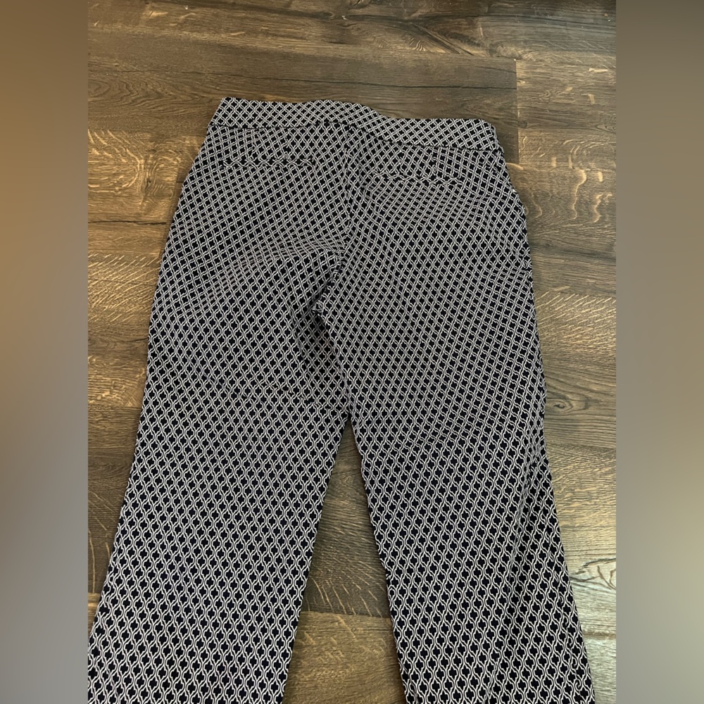Ladies‎ Black and White Patterned Capris by Briggs size 8
